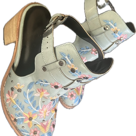 Embroidered Floral Women's Heeled Mules - Picture 5 of 8